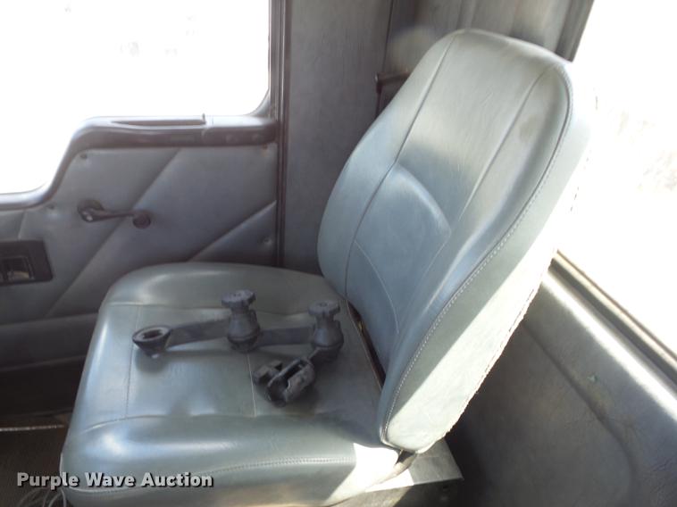 image for item J8527 2001 Kenworth T300 service truck