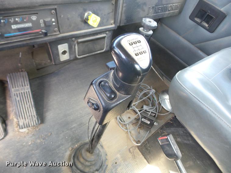 image for item J8527 2001 Kenworth T300 service truck