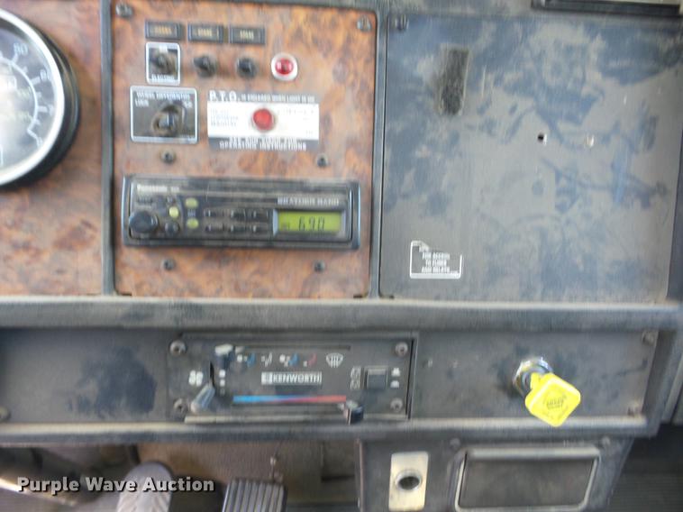 image for item J8527 2001 Kenworth T300 service truck