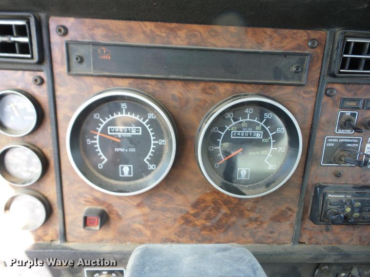 image for item J8527 2001 Kenworth T300 service truck