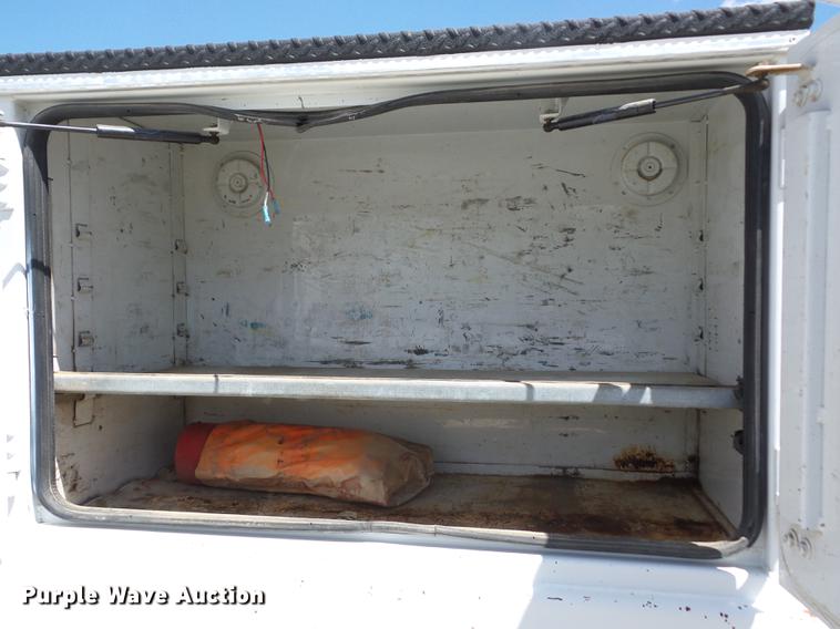 image for item J8527 2001 Kenworth T300 service truck