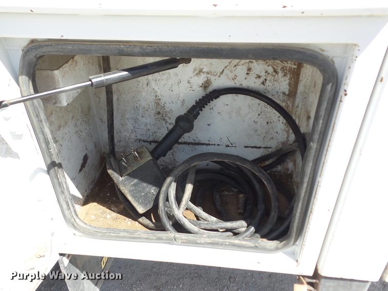 image for item J8527 2001 Kenworth T300 service truck