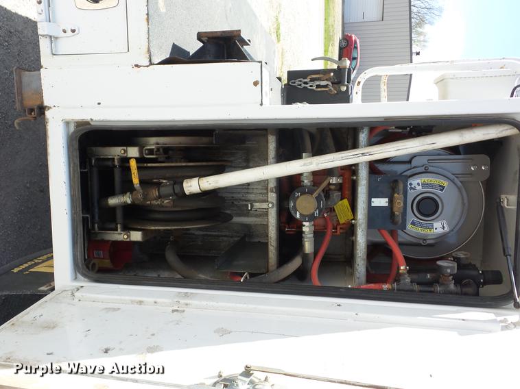 image for item J8527 2001 Kenworth T300 service truck