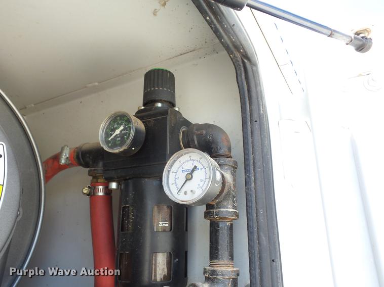 image for item J8527 2001 Kenworth T300 service truck