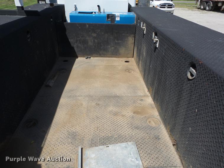 image for item J8527 2001 Kenworth T300 service truck