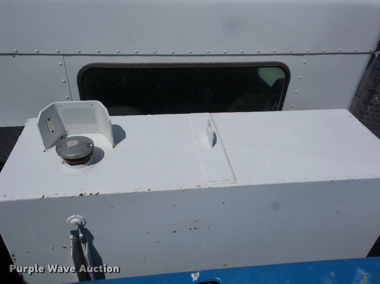 image for item J8527 2001 Kenworth T300 service truck