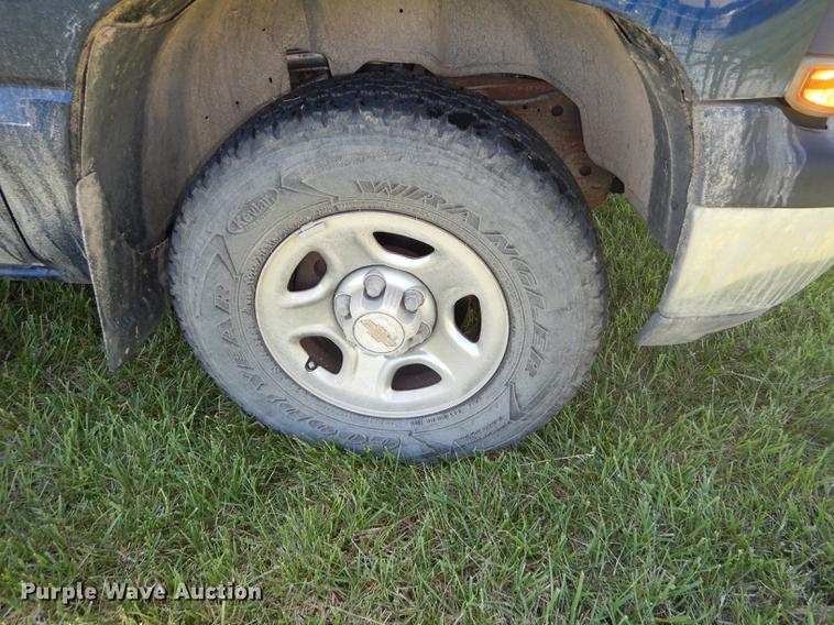 image for item DC0491 2002 Chevrolet Silverado 1500 LS Ext. Cab pickup truck