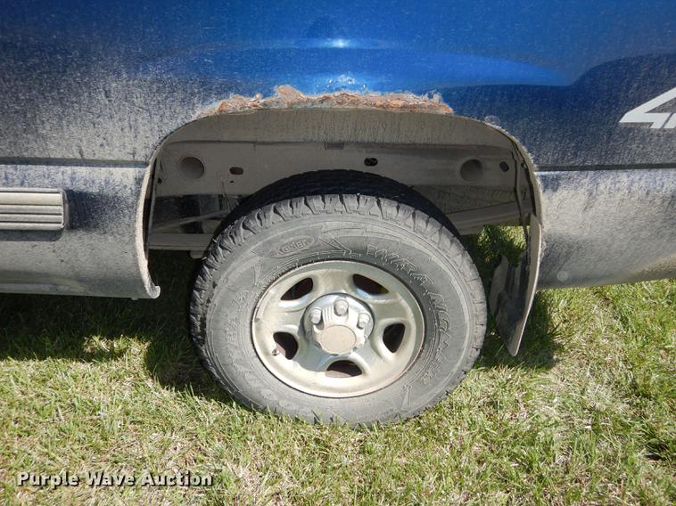 image for item DC0491 2002 Chevrolet Silverado 1500 LS Ext. Cab pickup truck