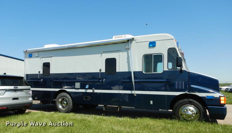 image for item DE1644 1990 Chevrolet Command Center truck