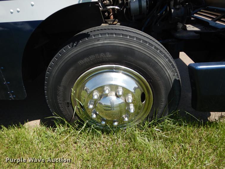 image for item DE1644 1990 Chevrolet Command Center truck