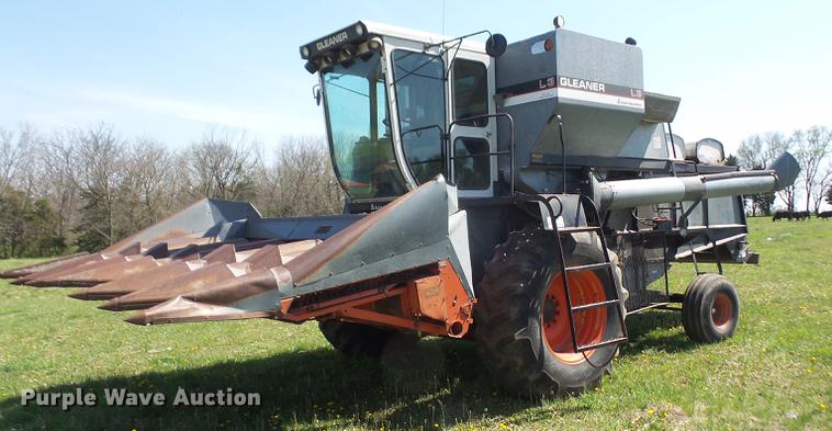 image for item DB6169 1983 Gleaner L3 combine