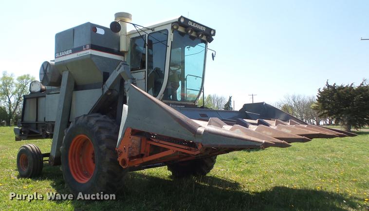image for item DB6169 1983 Gleaner L3 combine