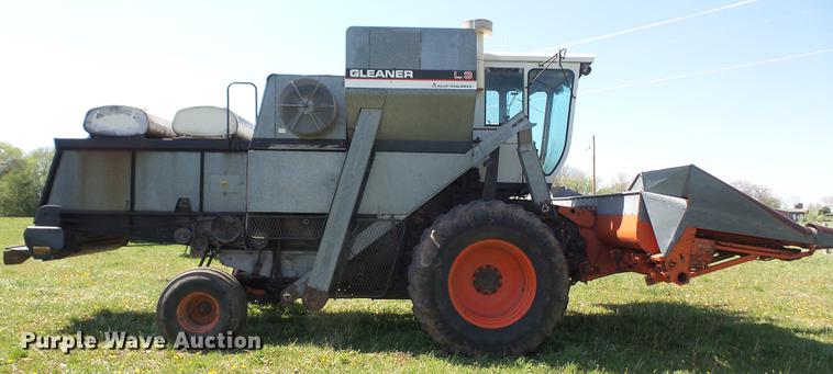 image for item DB6169 1983 Gleaner L3 combine