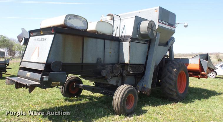 image for item DB6169 1983 Gleaner L3 combine
