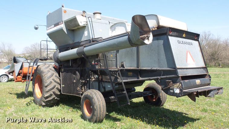 image for item DB6169 1983 Gleaner L3 combine