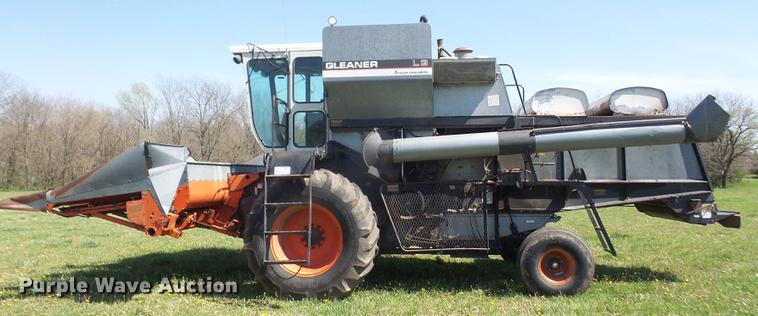 image for item DB6169 1983 Gleaner L3 combine