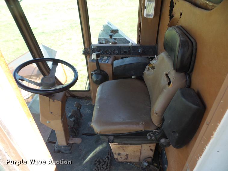 image for item DB6169 1983 Gleaner L3 combine