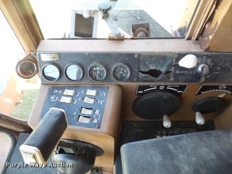 image for item DB6169 1983 Gleaner L3 combine