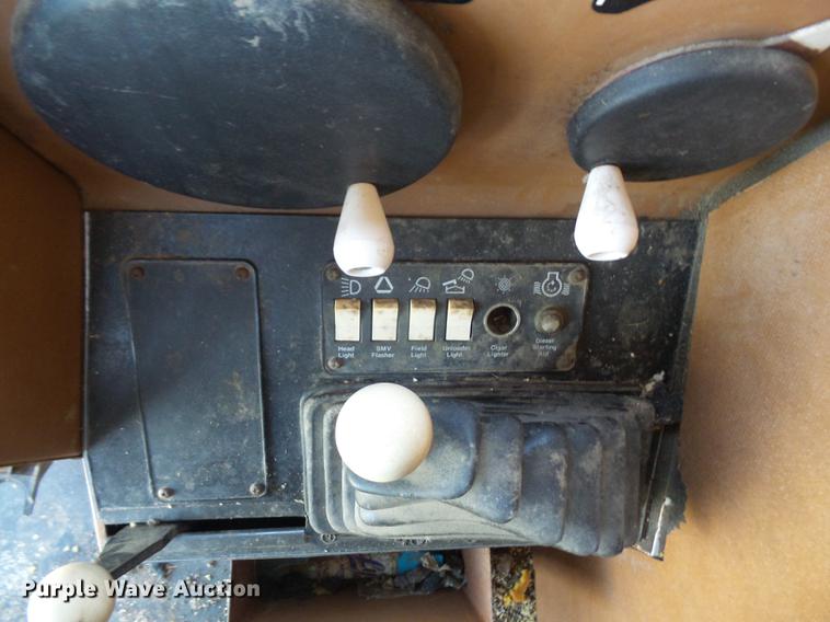 image for item DB6169 1983 Gleaner L3 combine