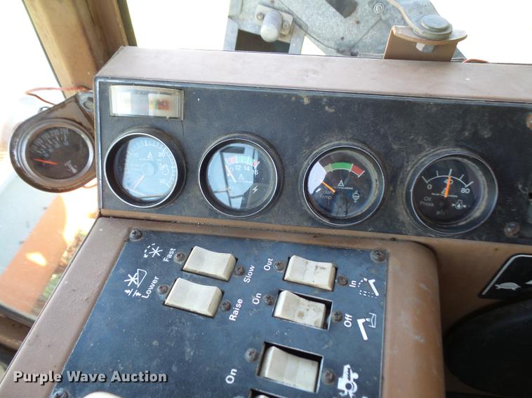 image for item DB6169 1983 Gleaner L3 combine