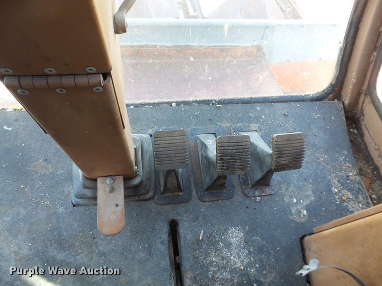 image for item DB6169 1983 Gleaner L3 combine