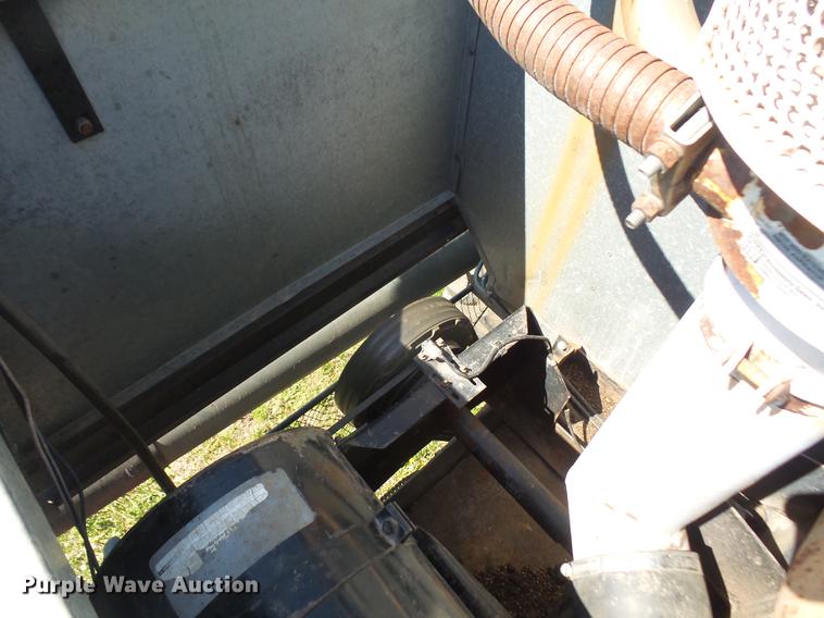 image for item DB6169 1983 Gleaner L3 combine