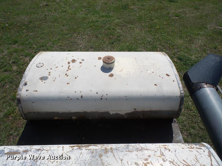 image for item DB6169 1983 Gleaner L3 combine