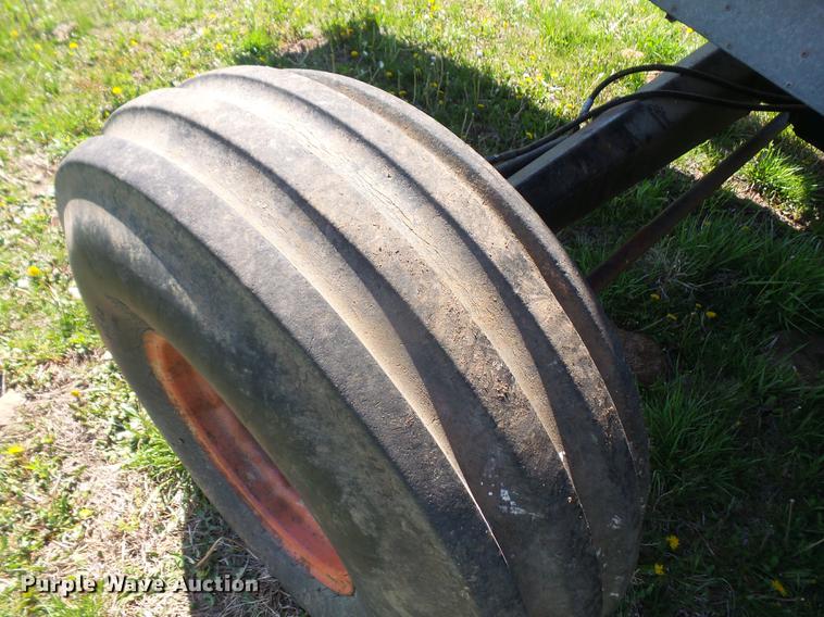 image for item DB6169 1983 Gleaner L3 combine