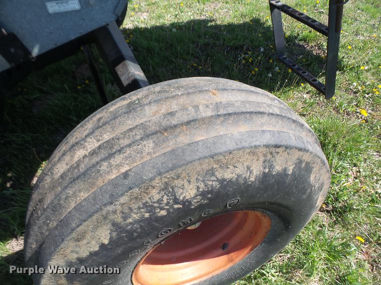 image for item DB6169 1983 Gleaner L3 combine