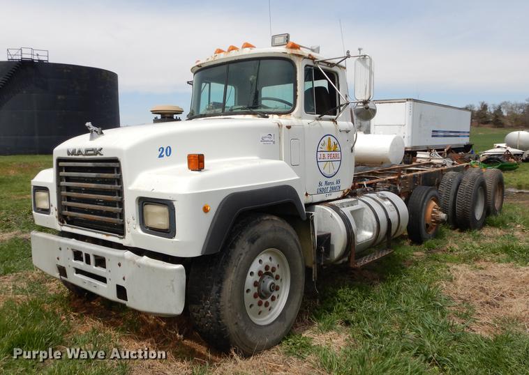 image for item DC0458 1993 Mack RD690S truck cab and chassis