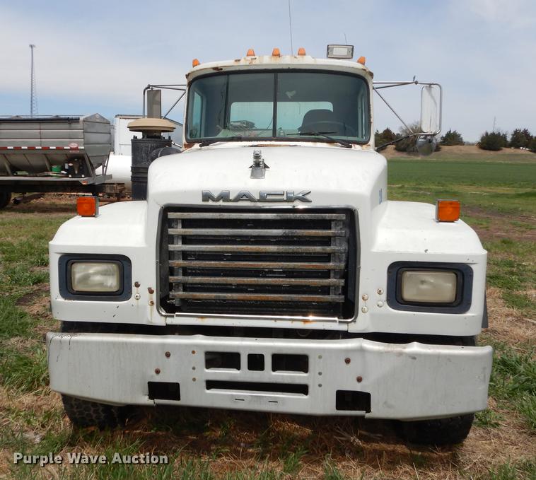 image for item DC0458 1993 Mack RD690S truck cab and chassis