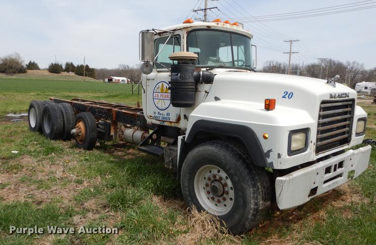 image for item DC0458 1993 Mack RD690S truck cab and chassis