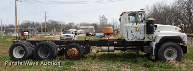 image for item DC0458 1993 Mack RD690S truck cab and chassis