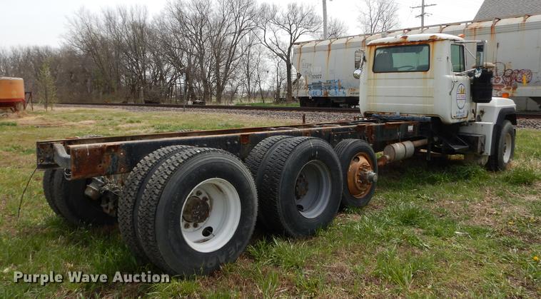image for item DC0458 1993 Mack RD690S truck cab and chassis