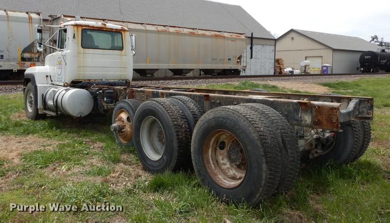 image for item DC0458 1993 Mack RD690S truck cab and chassis