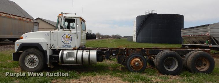 image for item DC0458 1993 Mack RD690S truck cab and chassis