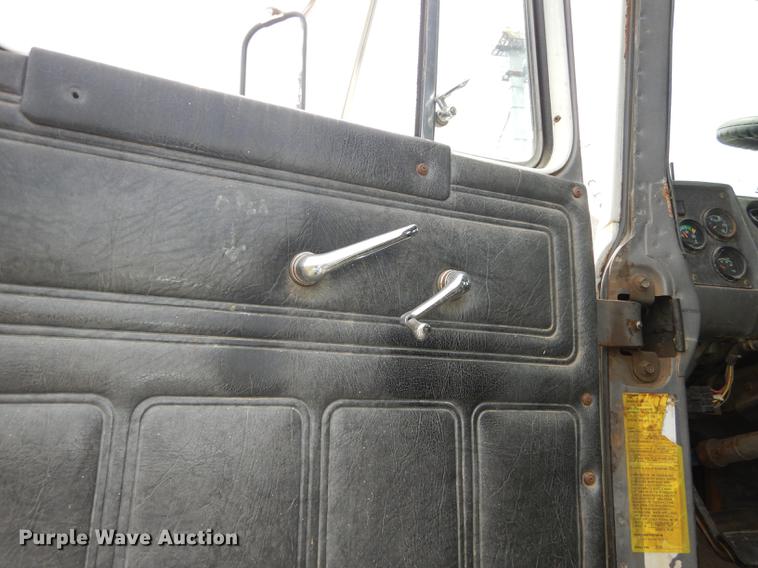 image for item DC0458 1993 Mack RD690S truck cab and chassis