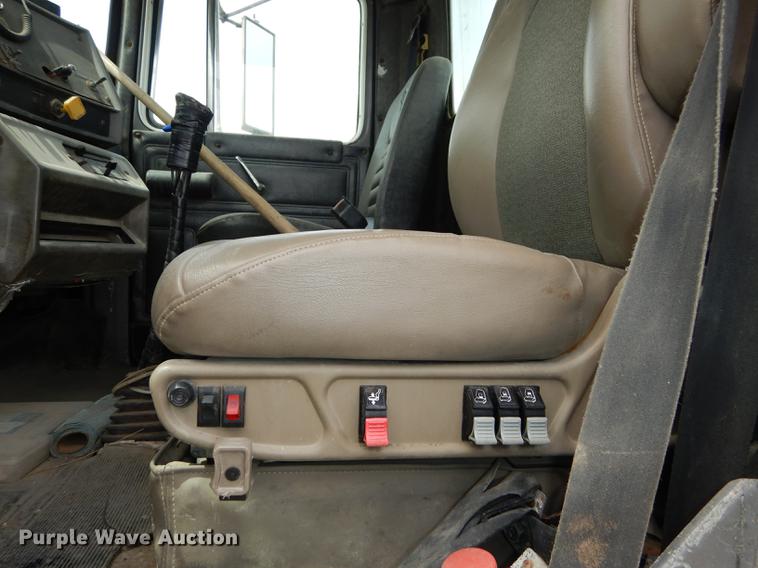 image for item DC0458 1993 Mack RD690S truck cab and chassis