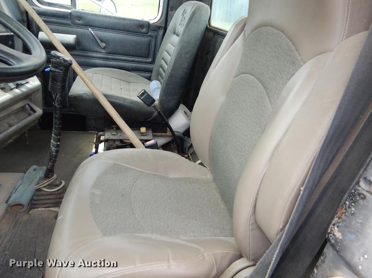 image for item DC0458 1993 Mack RD690S truck cab and chassis