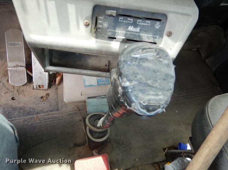 image for item DC0458 1993 Mack RD690S truck cab and chassis