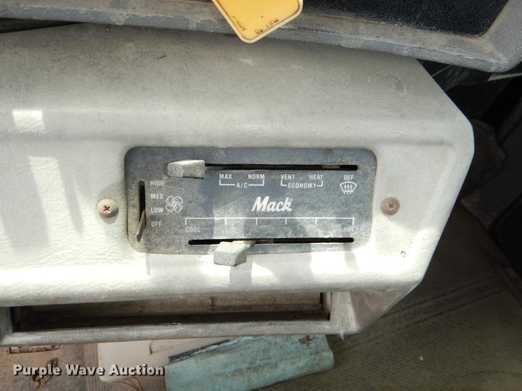 image for item DC0458 1993 Mack RD690S truck cab and chassis