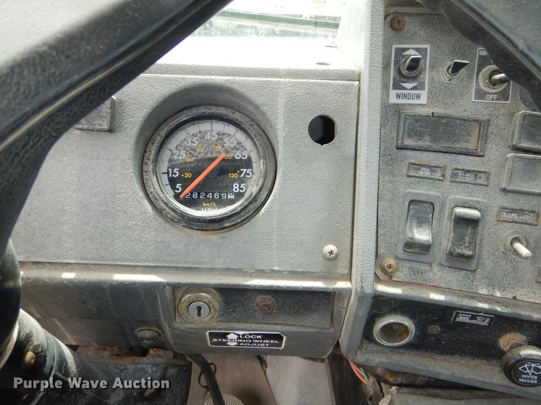 image for item DC0458 1993 Mack RD690S truck cab and chassis