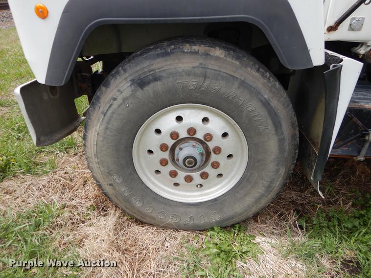 image for item DC0458 1993 Mack RD690S truck cab and chassis