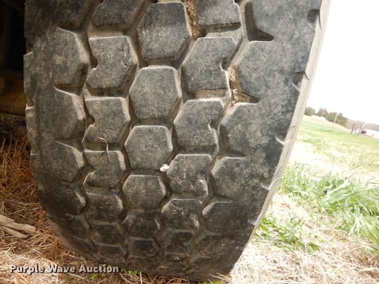 image for item DC0458 1993 Mack RD690S truck cab and chassis