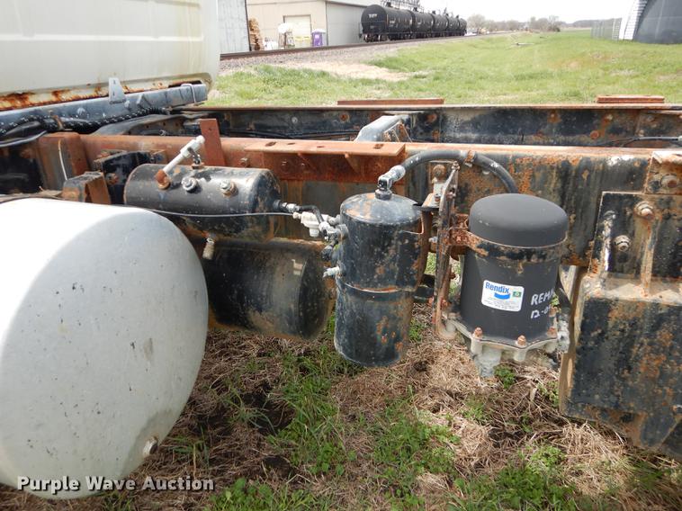 image for item DC0458 1993 Mack RD690S truck cab and chassis