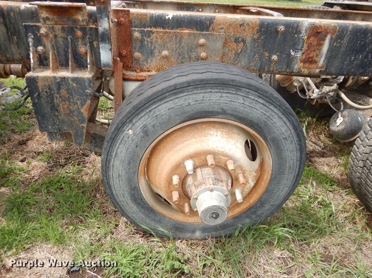 image for item DC0458 1993 Mack RD690S truck cab and chassis