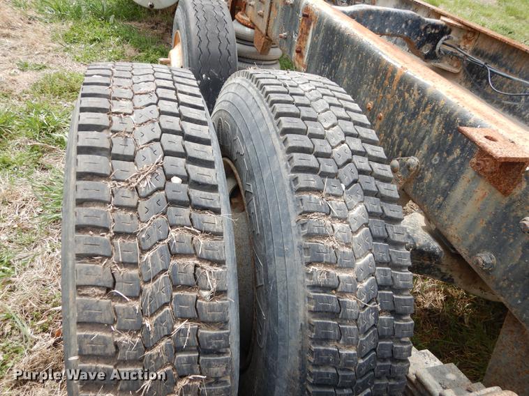 image for item DC0458 1993 Mack RD690S truck cab and chassis