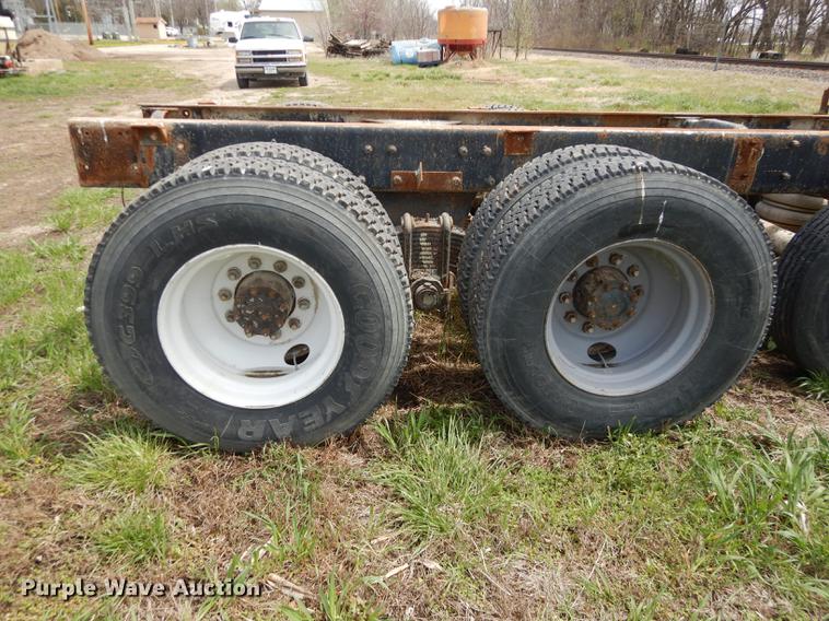 image for item DC0458 1993 Mack RD690S truck cab and chassis