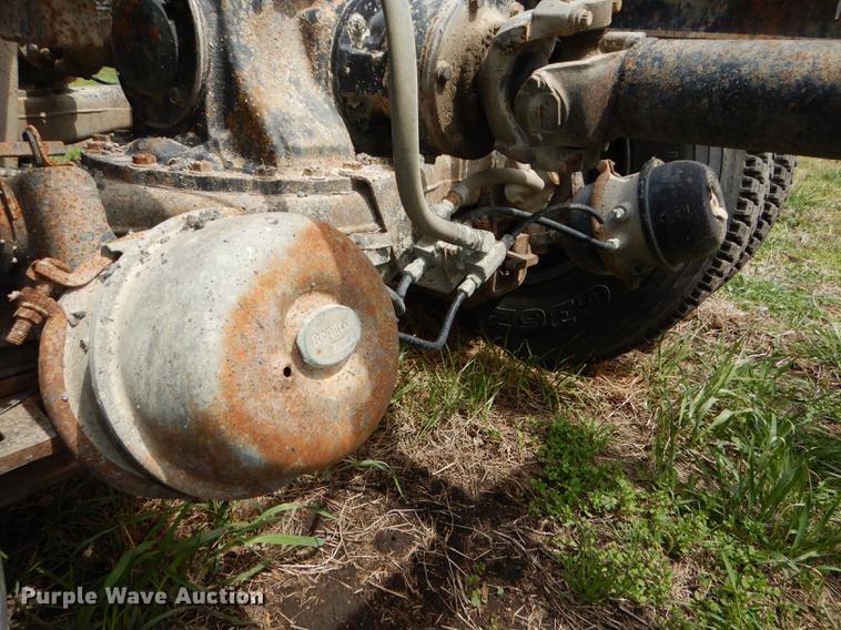 image for item DC0458 1993 Mack RD690S truck cab and chassis