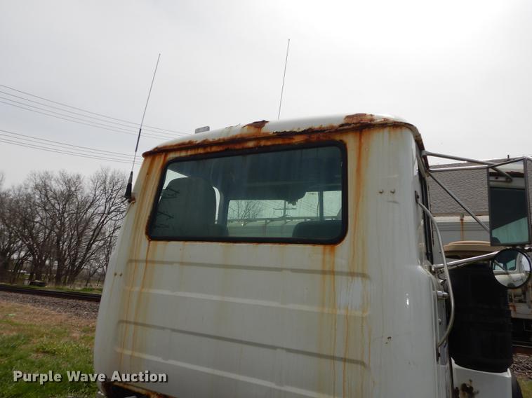 image for item DC0458 1993 Mack RD690S truck cab and chassis